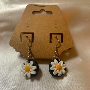 Daisy earrings 💛
